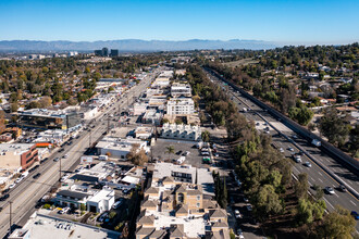 22809 Del Valle St in Woodland Hills, CA - Building Photo - Building Photo