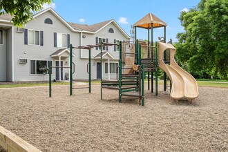 Silvan Townhomes in Maple Grove, MN - Foto de edificio - Building Photo