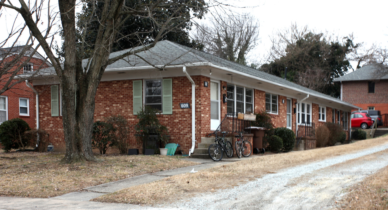 609 Courtland St in Greensboro, NC - Foto de edificio