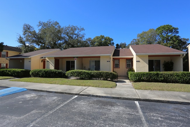 Country Oaks Apartments in Tampa, FL - Foto de edificio - Building Photo