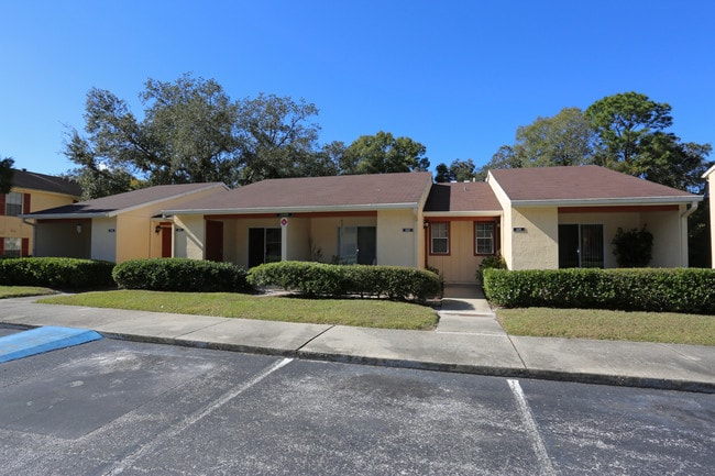 Country Oaks Apartments in Tampa, FL - Building Photo - Building Photo