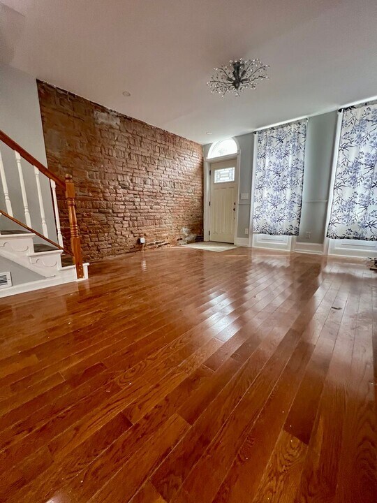 827 Almond St in Philadelphia, PA - Building Photo