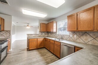 10110 Oak Saddle in San Antonio, TX - Building Photo - Building Photo