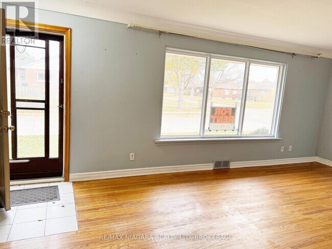 6427 Burdette Dr in Niagara Falls, ON - Building Photo - Building Photo