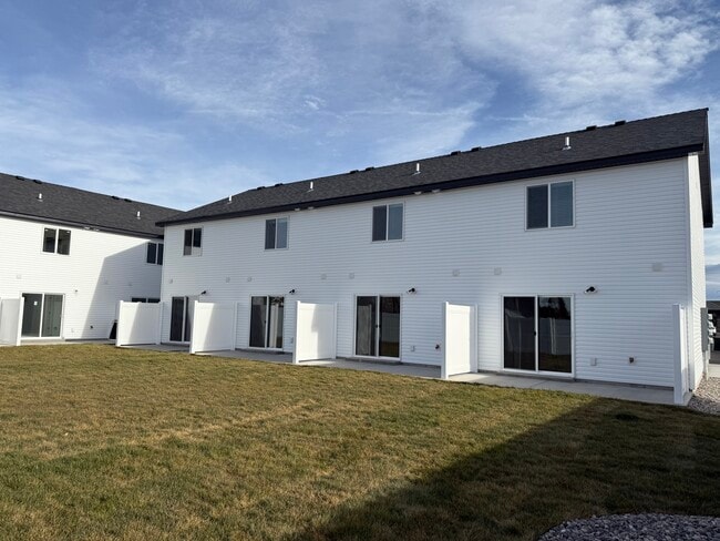 497 Pleasant Country Ln in Rigby, ID - Foto de edificio - Building Photo