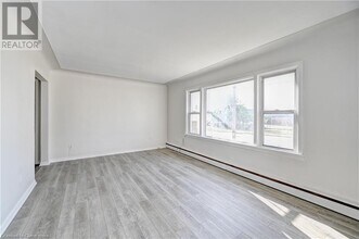 1230 Queen's Blvd in Kitchener, ON - Building Photo - Building Photo