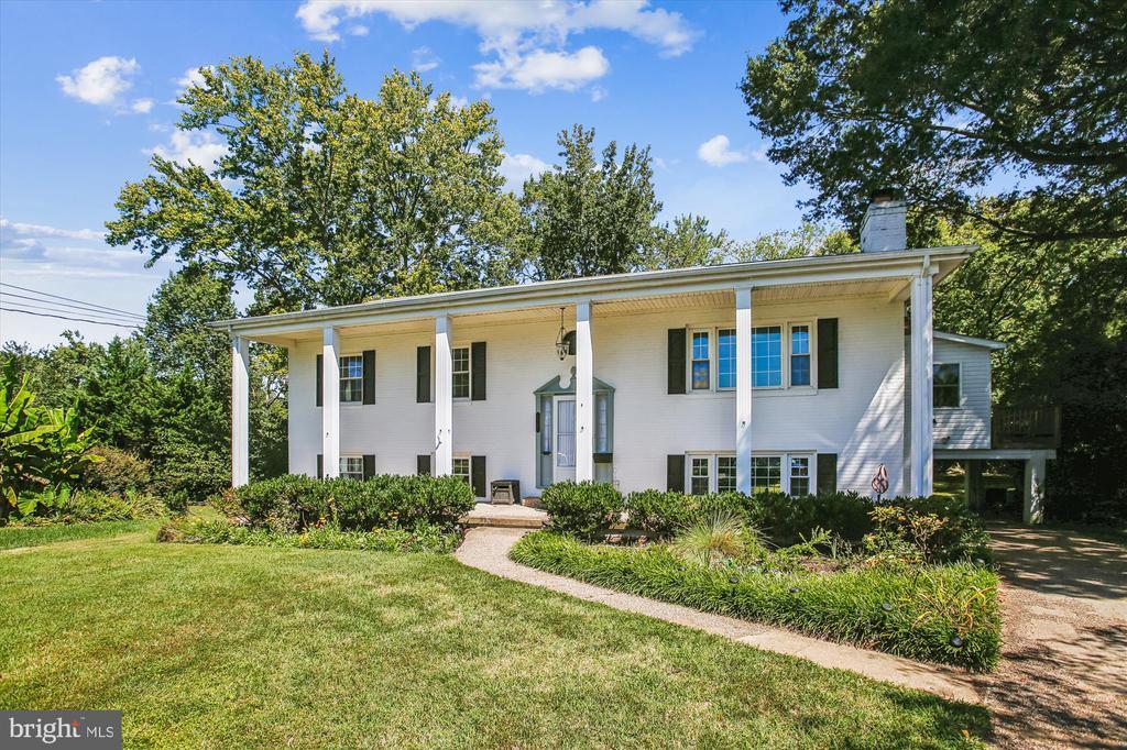 8907 Captains Row in Alexandria, VA - Building Photo