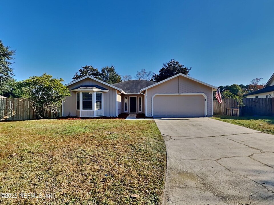 7058 Star Rush Dr in Jacksonville, FL - Building Photo