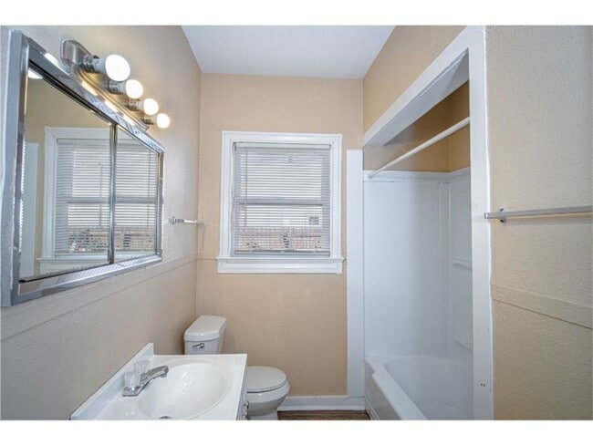 property at 907 Iowa St