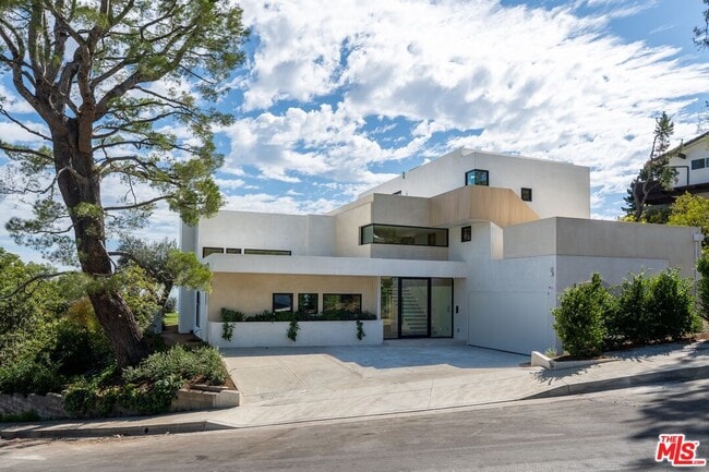 property at 2501 Banyan Dr