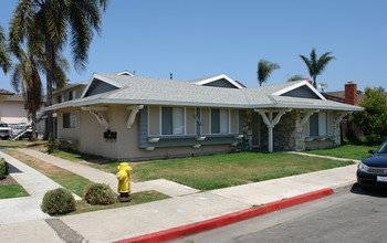 16651 Bartlett Ln in Huntington Beach, CA - Foto de edificio - Building Photo