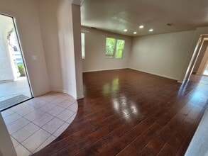 5066 Trouville Ln in Sacramento, CA - Foto de edificio - Building Photo