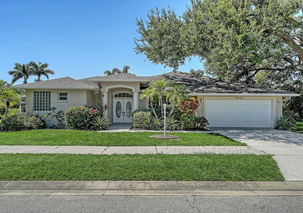 4010 Green Tree Ave in Sarasota, FL - Building Photo