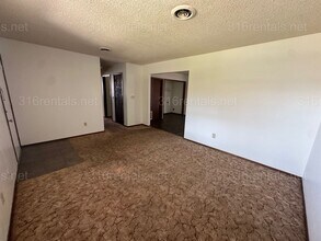 379 E Marion Ct in Wichita, KS - Building Photo - Building Photo