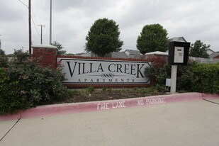 Villa Creek Apartments in Dallas, TX - Building Photo