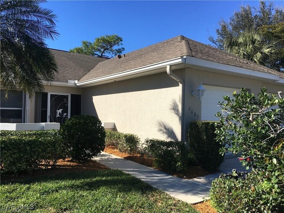 3685 Stone Way in Estero, FL - Foto de edificio