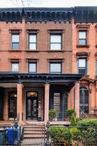473 Clinton Ave in Brooklyn, NY - Building Photo