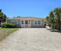 323 Palmetto Rd W in Nokomis, FL - Building Photo