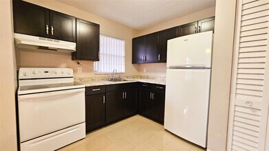 416 Lakeside Dr in Margate, FL - Building Photo - Building Photo