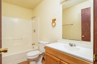 Smith and Royer Apartments in Macomb, IL - Foto de edificio - Interior Photo