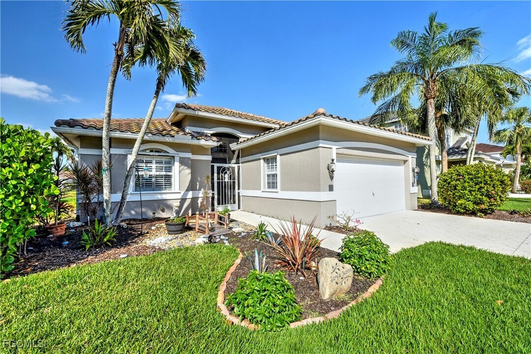7715 Cameron Cir in Ft. Myers, FL - Building Photo