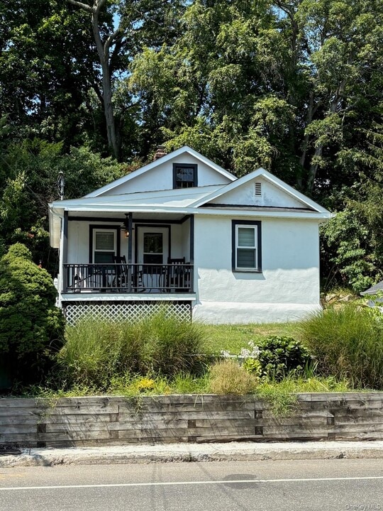 79 Waterside Ave in Northport, NY - Building Photo