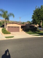 2000 Karen St in Burbank, CA - Foto de edificio - Building Photo