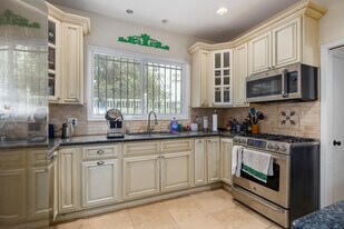 216 S Orange Dr. in Los Angeles, CA - Building Photo