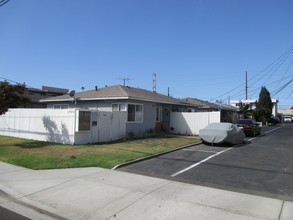 1933 Wallace Ave in Costa Mesa, CA - Foto de edificio - Building Photo