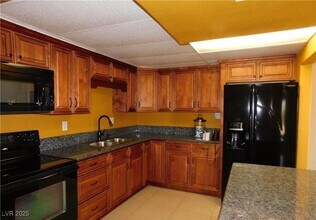 251 W Atlantic Ave in Henderson, NV - Building Photo - Building Photo