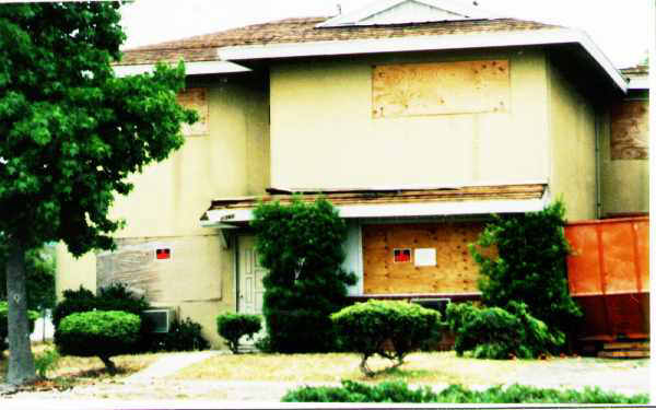 2360 N Towne Ave in Pomona, CA - Foto de edificio - Building Photo