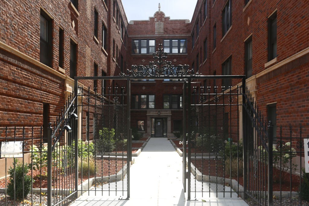 2204 W Eastwood Ave in Chicago, IL - Building Photo
