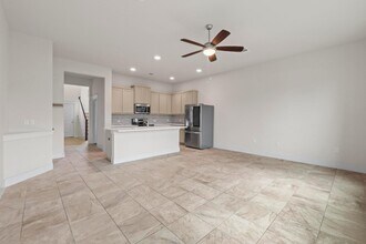 13001 Hymeadow Dr in Austin, TX - Foto de edificio - Building Photo