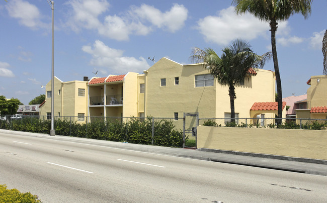 Apartmentos Asturias Court in Miami, FL - Building Photo - Building Photo