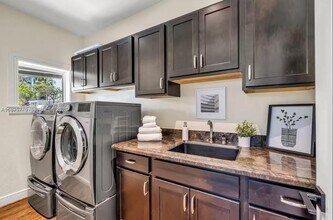 110 SE 11th Ave in Fort Lauderdale, FL - Foto de edificio - Building Photo