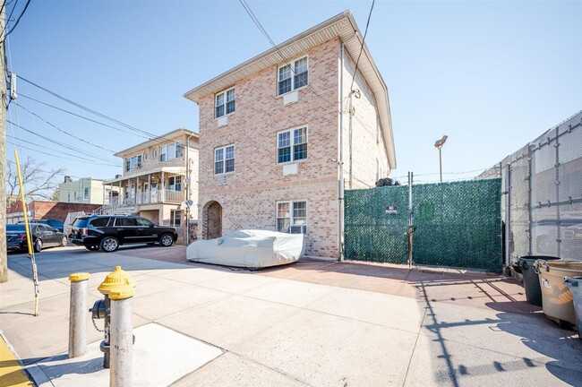 1650 Barnes Ave in Bronx, NY - Building Photo - Building Photo