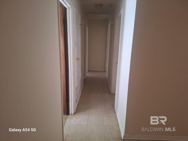 2211 Wolf Ridge Rd in Mobile, AL - Building Photo - Building Photo