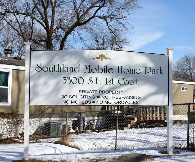 Southland Mobile Home Pak in Des Moines, IA - Building Photo - Building Photo