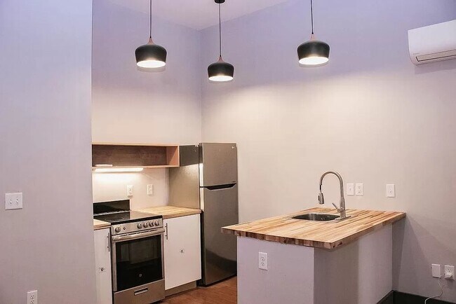 207 W McMicken Ave, Unit 2 in Cincinnati, OH - Foto de edificio - Building Photo