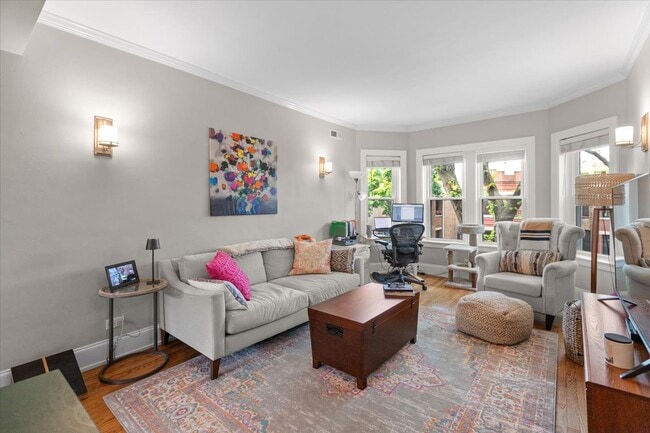 property at 1733 W Winnemac Ave