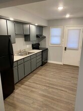 411 E Broadway St, Unit 4 in Redwood Falls, MN - Foto de edificio - Building Photo