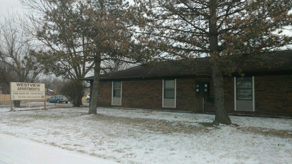 Westview Apartments in Oswego, KS - Building Photo