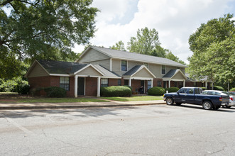 South Oak Apartments in Barnesville, GA - Foto de edificio - Building Photo