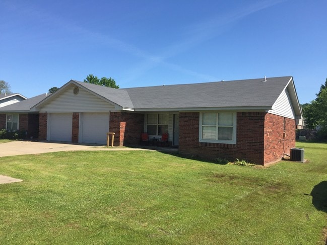 1132 W Center St in Greenwood, AR - Foto de edificio - Building Photo