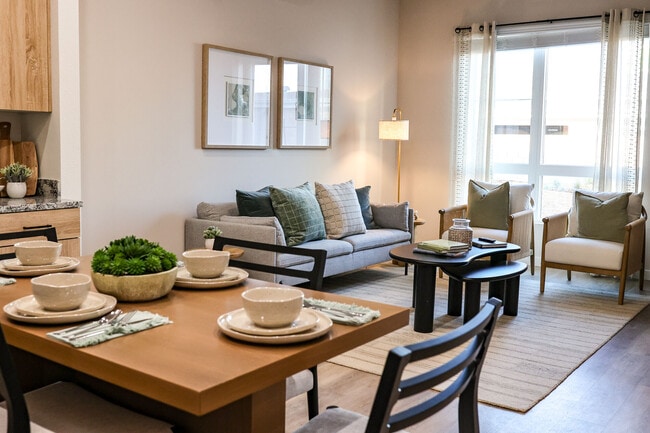 The Grove at Woodlake in Sacramento, CA - Foto de edificio - Building Photo