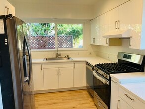 15025 Leadwell St in Van Nuys, CA - Building Photo - Building Photo