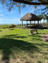 3150 Binnacle Dr in Naples, FL - Building Photo