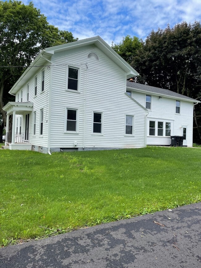 24 Brooks Rd in West Henrietta, NY - Foto de edificio - Building Photo