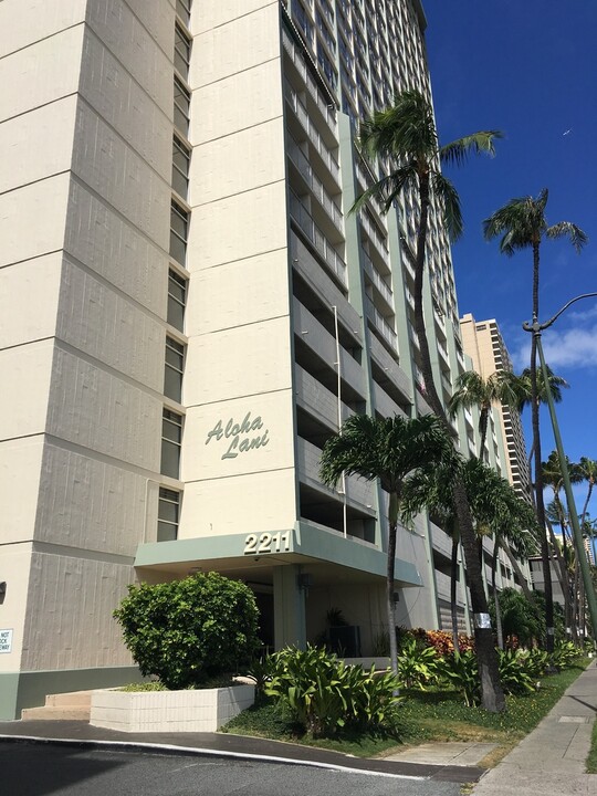 2211 Ala Wai Blvd in Honolulu, HI - Building Photo