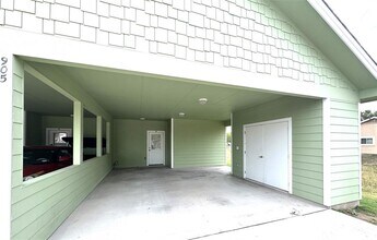 905 Crockett St in Lockhart, TX - Building Photo - Building Photo